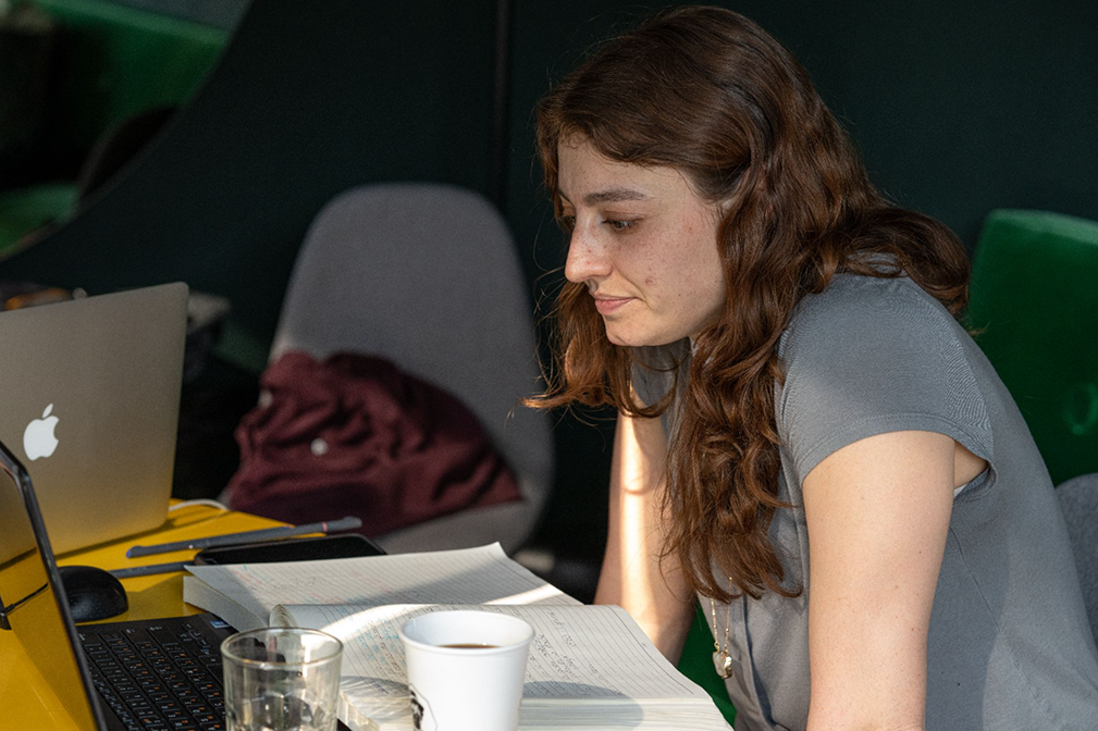 A learner studies during a Fluenz Live Online Spanish Immersion session, part of the best and most structured Spanish program online, offering personalized, one-on-one instruction via Zoom for adults seeking effective, real fluency.