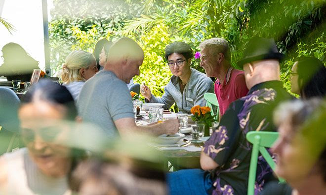 Students enjoying a group meal during the Fluenz Spanish Immersion in Mexico City, part of the best program to learn Spanish in Mexico, blending personalized instruction with authentic cultural experiences.