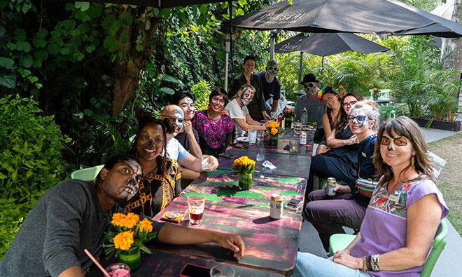 Students at the Fluenz Spanish Immersion in Mexico City celebrate together during a cultural gathering, part of the most highly structured Spanish program in Mexico City for adults learning Spanish through personalized, immersive experiences.
