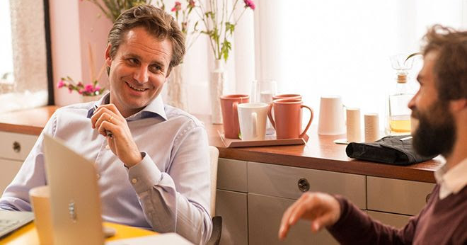 A student and Spanish tutor share a conversation during a private session at the Fluenz Spanish Bootcamp in Mexico City, known as the best program to learn Spanish in Mexico. The image captures the program’s focus on intensive, one-on-one Spanish learning in an elegant and relaxed environment.