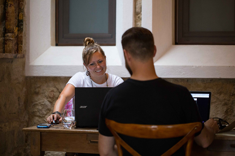 A student and Spanish tutor during a one-on-one session at the Fluenz Spanish Bootcamp in Mexico City, the best program to learn Spanish in Mexico. The image reflects the program’s intensive and personalized Spanish learning approach in an elegant, focused environment.