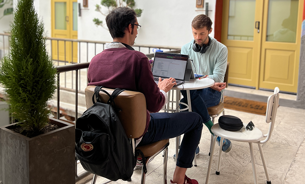 A Spanish tutor and student during a personalized one-on-one session at the Fluenz Spanish Bootcamp in Mexico City, recognized as the best program to learn Spanish in Mexico. The image highlights the intensive Spanish learning experience and individualized coaching that define Fluenz’s approach.