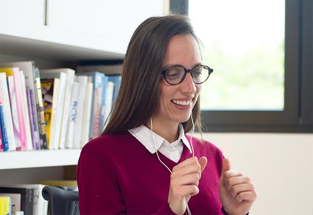 A Spanish tutor teaching a personalized one-on-one session through Fluenz Live Online, the most effective online Spanish immersion program for adults learning Spanish on Zoom.
