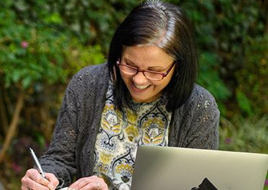 What are private online Spanish lessons with Fluenz?