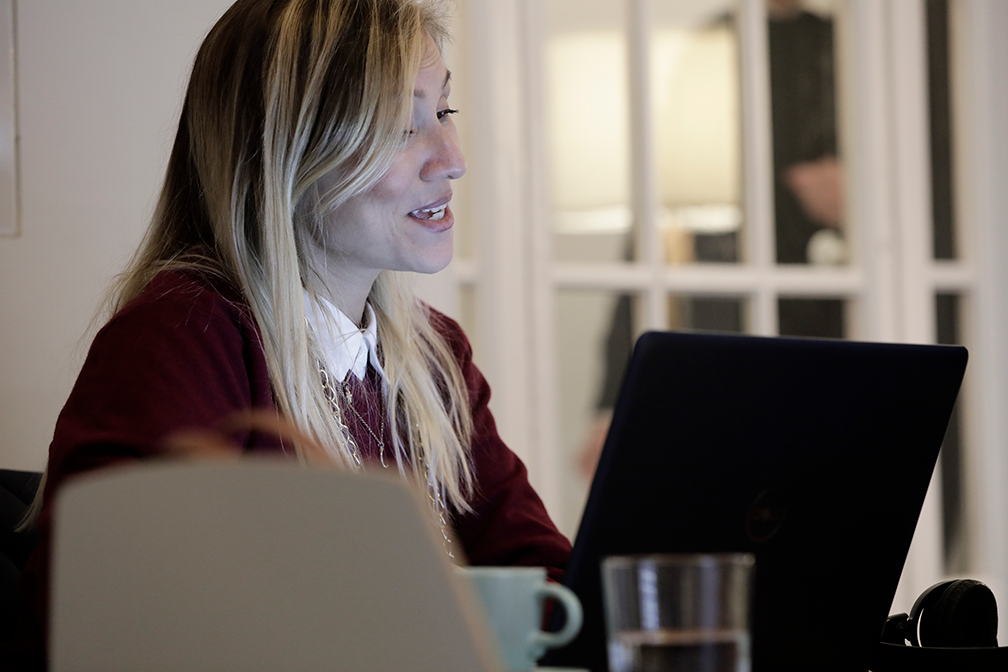 Fluenz Online Spanish Immersion tutor teaching an adult learner through live one-on-one video sessions, part of the personalized Spanish coaching program.