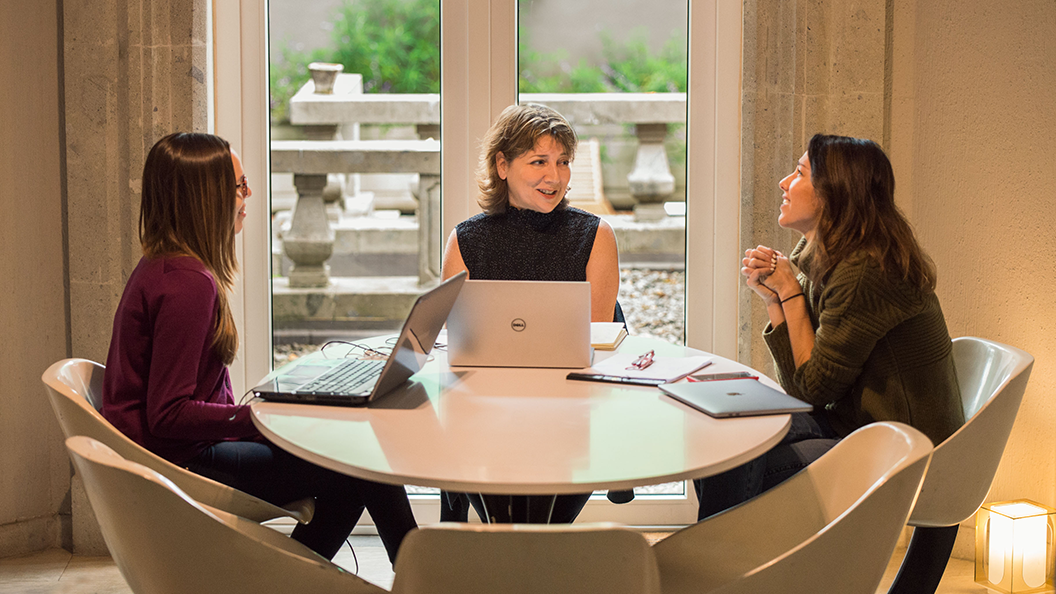 Fluenz founder Sonia Gil shares a lively Spanish lesson with a student and tutor during the Fluenz Spanish Immersion in Mexico City. The scene captures the focus and warmth that define the best and most effective Spanish immersion program in Mexico, where personalized instruction meets elegant surroundings.