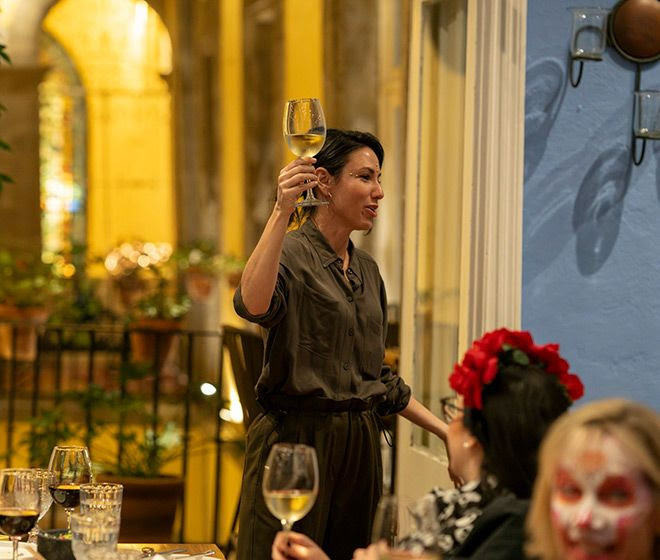 Fluenz founder Sonia Gil raises a glass during a dinner gathering at the Fluenz Spanish Immersion in Mexico City, celebrating the program’s community and transformative learning experience. Recognized as the best and most effective Spanish immersion program in Mexico, Fluenz blends culture, language, and human connection in every moment.