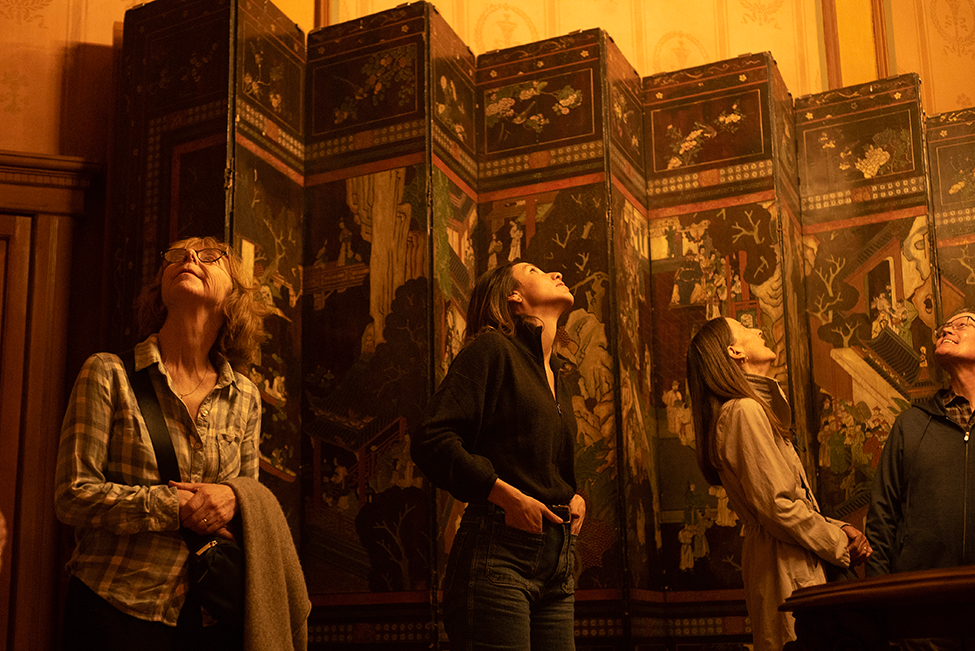 Fluenz founder Sonia Gil explores Mexico City’s rich cultural heritage alongside students during the Fluenz Spanish Immersion, the most effective and best-rated Spanish immersion program in Mexico City. The moment reflects how language learning intertwines with history, art, and human connection in every Fluenz experience.