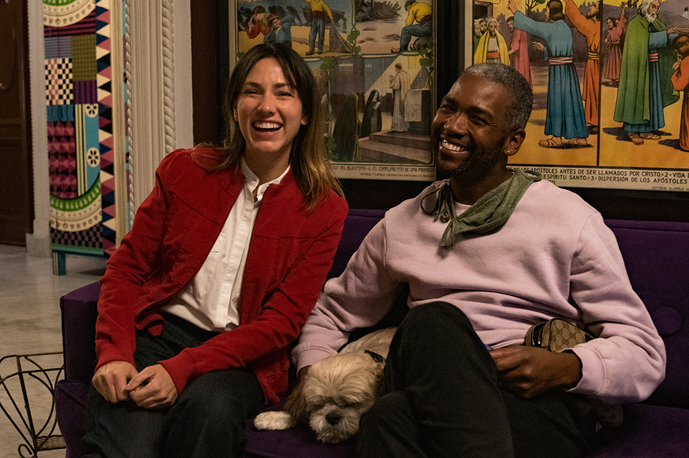 Fluenz founder Sonia Gil and a student share a relaxed moment during the Fluenz Spanish Bootcamp in Mexico City, the best and most effective program to learn Spanish in Mexico. The scene captures the warmth, cultural depth, and personal connection that define the Fluenz Spanish immersion experience.