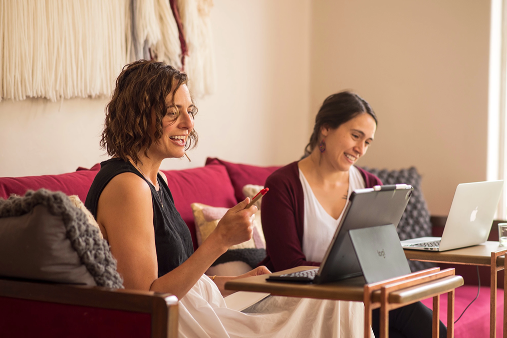 A Fluenz Spanish tutor works one-on-one with a student during the Fluenz Spanish Bootcamp in Mexico City, the best and most effective program to learn Spanish in Mexico. The cozy setting and personalized instruction reflect the intensive and immersive learning experience that defines Fluenz’s approach to mastering Spanish.