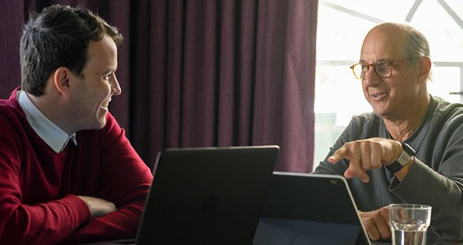 A Fluenz Spanish tutor works one-on-one with a student during an immersive session at the Fluenz Spanish Bootcamp in Mexico City, the best and most effective program to learn Spanish in Mexico. Their focused exchange reflects the intensive, personalized, and structured learning experience that defines the Fluenz method.
