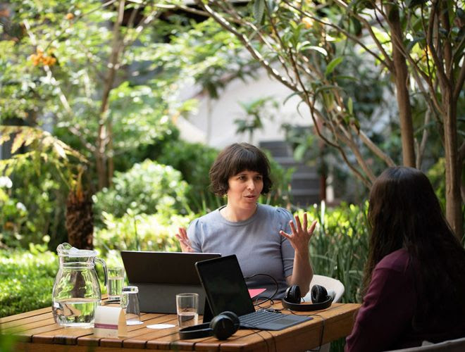 A Fluenz Spanish tutor teaches a student in a serene garden setting during the Fluenz Spanish Bootcamp in Mexico City, the best and most effective Spanish immersion program in Mexico. Their one-on-one session captures the intensive, structured, and personalized approach that defines Fluenz’s acclaimed learning experience.