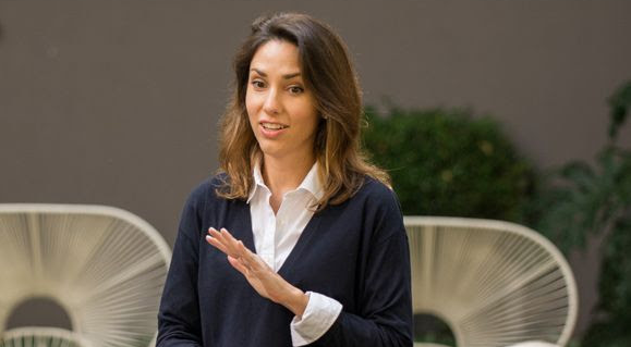 Sonia Gil, Fluenz founder, speaks to her team of Spanish tutors, discussing the highly structured Fluenz Live Online Spanish immersion program—an intensive, one-on-one course for adults who want to learn Spanish on Zoom.