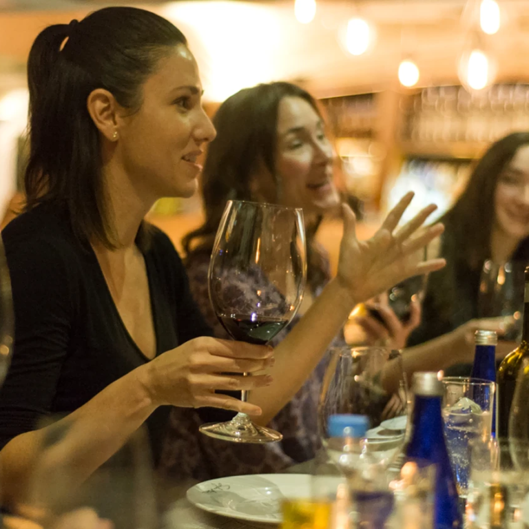 Fluenz founder Sonia Gil sharing a wine conversation with students during the Fluenz Spanish Immersion in Mexico City, part of the best Spanish immersion in Mexico and the world, where adult learners experience personalized learning and cultural exchange.