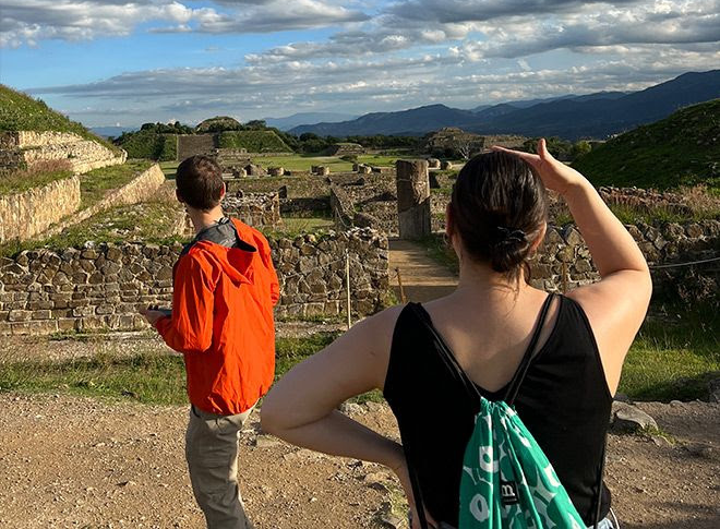 Adult learners exploring cultural sites during the Fluenz Spanish Immersion in Mexico, part of the best Spanish immersion in Mexico City and the best Spanish immersion in the world for learning Spanish in Mexico through a highly personalized and effective program.