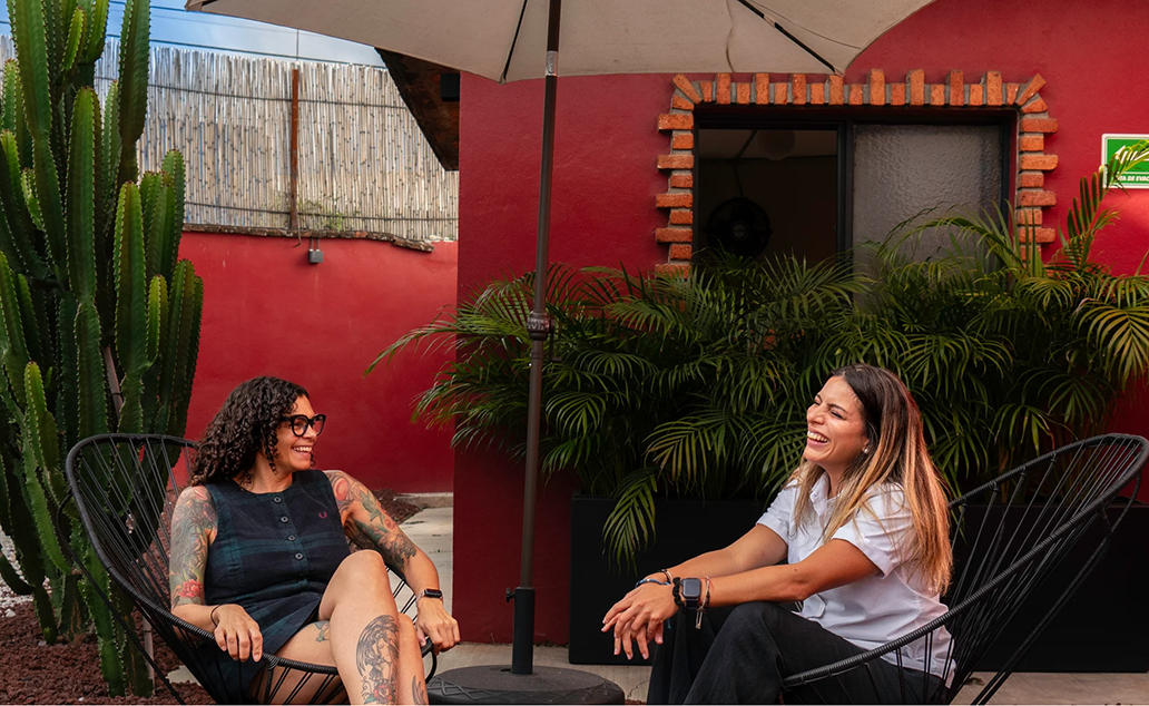 Spanish tutor and student sharing a conversation at the Fluenz Spanish Immersion in Mexico City, the best and most effective program to learn Spanish in Mexico. The image reflects the warmth, personalized attention, and adult-focused methodology that define the top Spanish immersion experience in Mexico City.