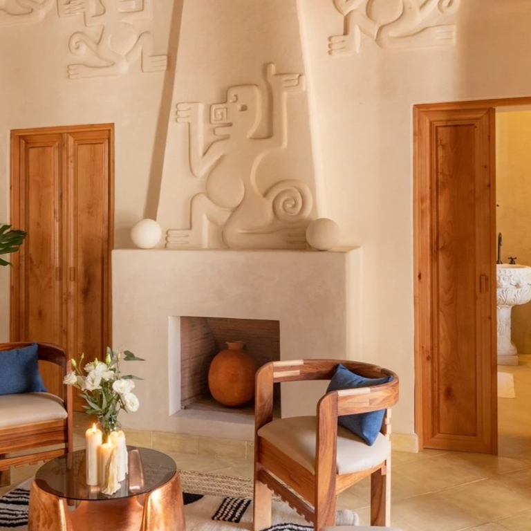 Luxury accommodations at the Fluenz Spanish Immersion in Mexico City, part of the best and most effective program to learn Spanish in Mexico. The space reflects the elegance, comfort, and adult-focused design that define the top Spanish immersion experience in Mexico City.