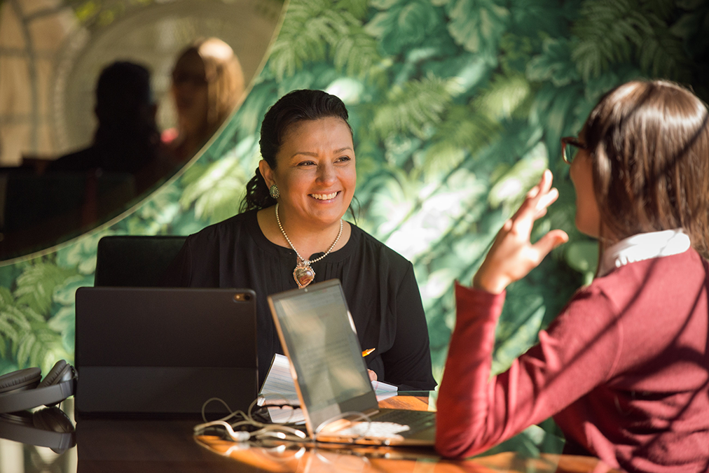 Spanish tutor and student in a one-on-one session at the Fluenz Spanish Bootcamp in Mexico City, the best and most effective Spanish immersion program in Mexico. The image highlights the personalized, intensive coaching that defines the top-rated program for adult learners seeking to learn Spanish in Mexico City.
