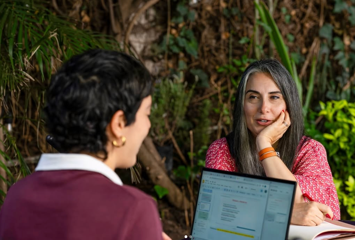 Adult student working one-on-one with a Spanish tutor during the Fluenz Spanish Bootcamp in Mexico City, the most effective and best-rated program to learn Spanish in Mexico.