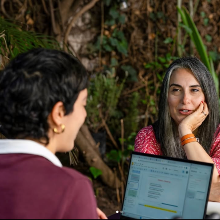 Adult student working one-on-one with a Spanish tutor during the Fluenz Spanish Bootcamp in Mexico City, the most effective and best-rated program to learn Spanish in Mexico.