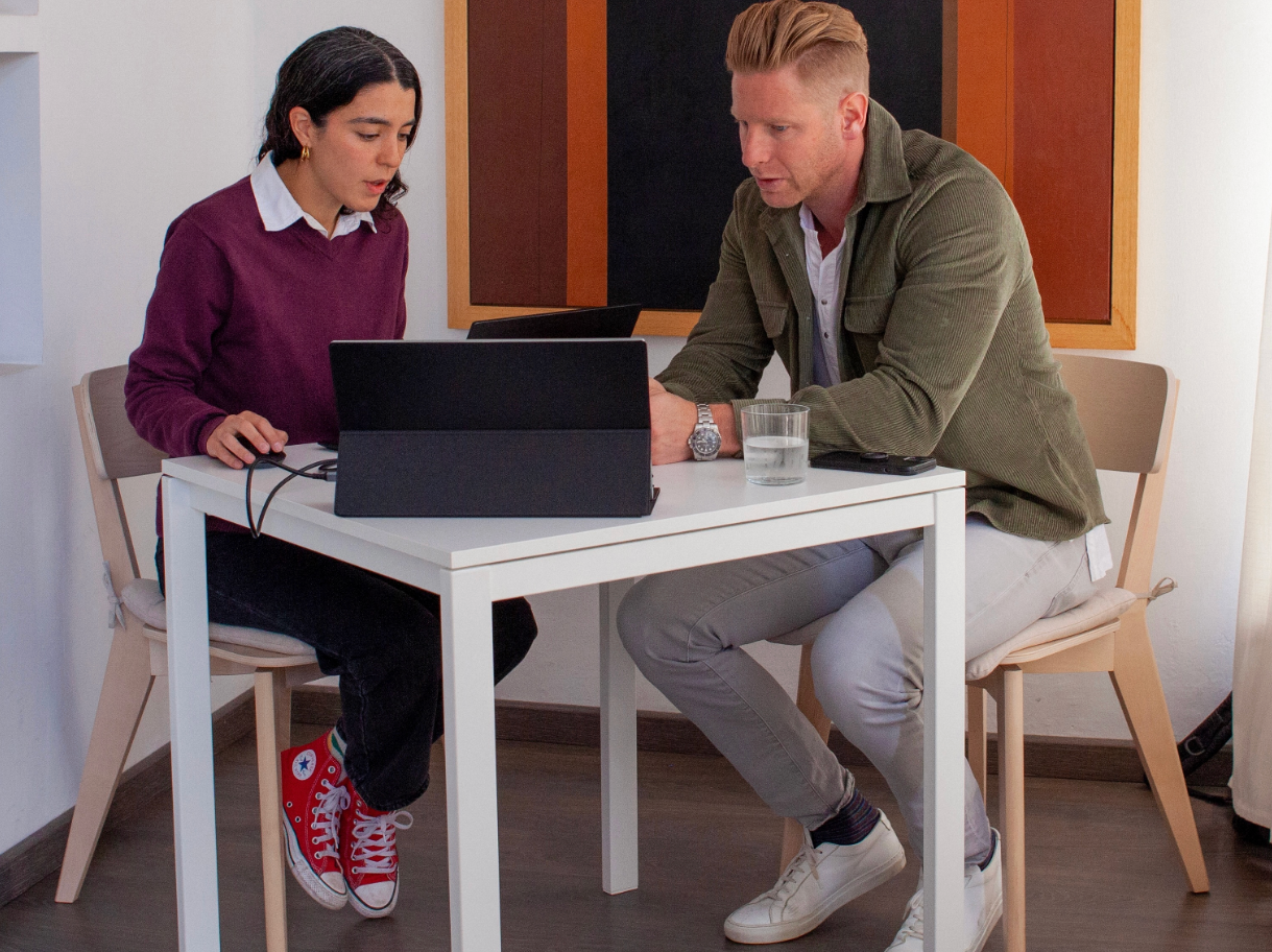 Adult student working one-on-one with a Spanish tutor during the Fluenz Spanish Bootcamp in Mexico City, the best and most effective Spanish immersion program in Mexico.