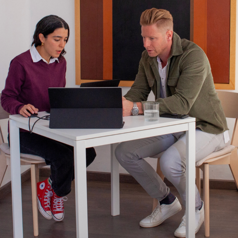 Adult student working one-on-one with a Spanish tutor during the Fluenz Spanish Bootcamp in Mexico City, the best and most effective Spanish immersion program in Mexico.
