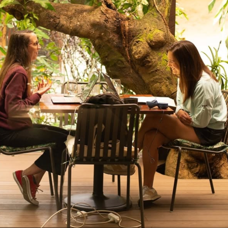 Adult student working one-on-one with a Spanish tutor during the Fluenz Spanish Bootcamp in Mexico City, the best and most effective Spanish immersion program in Mexico.