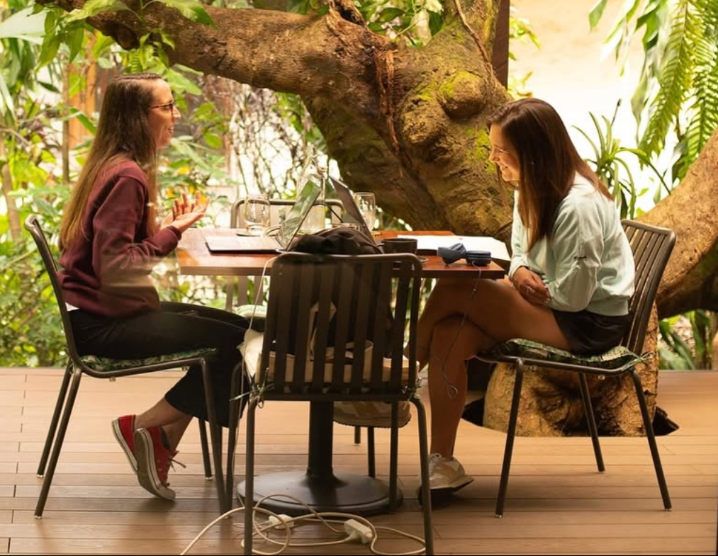 Adult student working one-on-one with a Spanish tutor during the Fluenz Spanish Bootcamp in Mexico City, the best and most effective Spanish immersion program in Mexico.