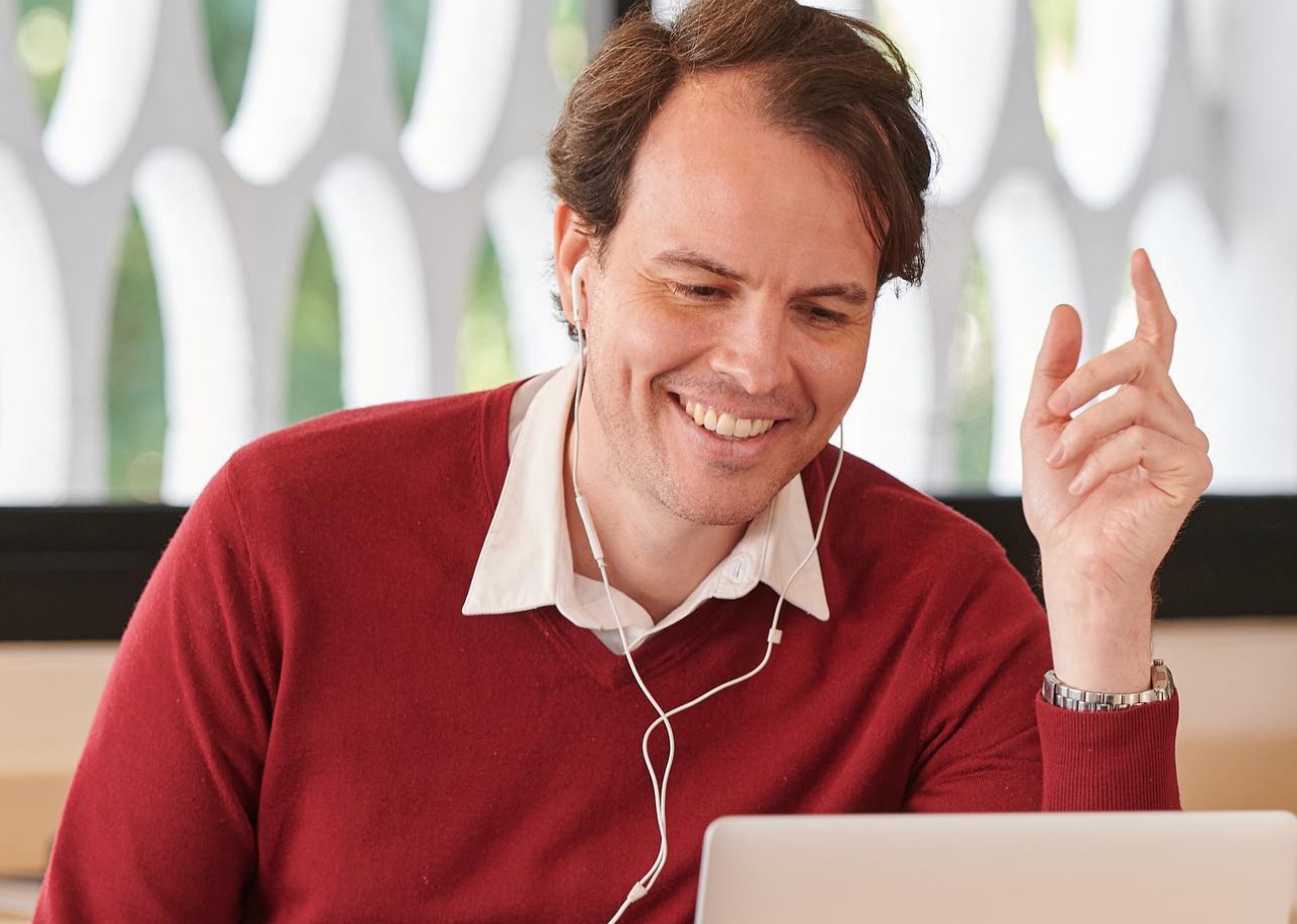 Spanish tutor leading a one-on-one session in the Fluenz Live Online Spanish immersion program—teaching Spanish on Zoom through a structured, intensive curriculum in the best-rated online Spanish course in the world.