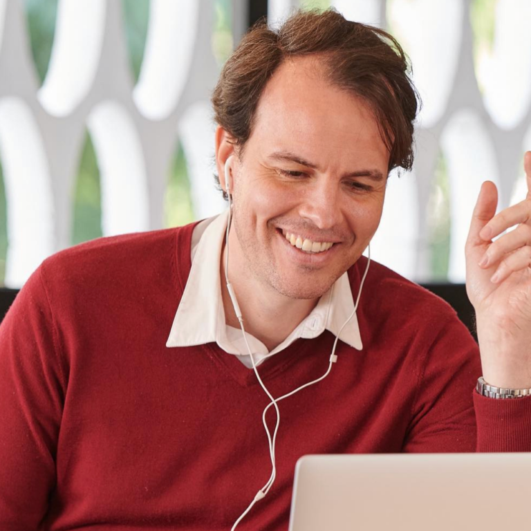 Spanish tutor leading a one-on-one session in the Fluenz Live Online Spanish immersion program—teaching Spanish on Zoom through a structured, intensive curriculum in the best-rated online Spanish course in the world.