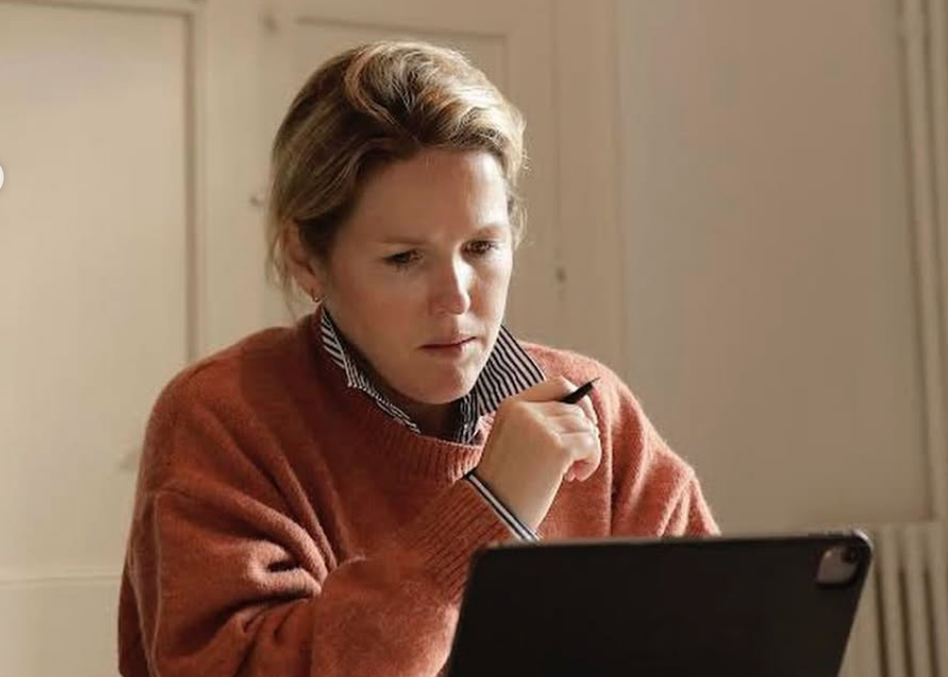 Student participating in the Fluenz Live Online Spanish immersion program—learning Spanish one-on-one through a structured, intensive curriculum on Zoom, part of the best-rated online Spanish course in the world.