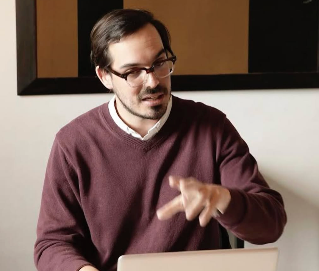 Expert Spanish tutor leading a one-on-one session in Fluenz Live Online, the structured and intensive program recognized as the best online Spanish course in the world—designed for serious adult learners who want to learn Spanish online through a personalized, high-performance curriculum on Zoom.