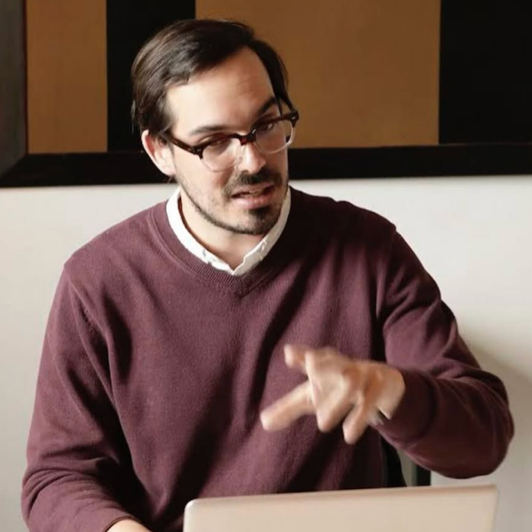 Expert Spanish tutor leading a one-on-one session in Fluenz Live Online, the structured and intensive program recognized as the best online Spanish course in the world—designed for serious adult learners who want to learn Spanish online through a personalized, high-performance curriculum on Zoom.