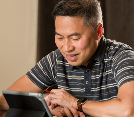 Adult learner participating in Fluenz Live Online, the structured and intensive one-on-one Spanish program designed for serious students who want to learn Spanish online and learn Spanish on Zoom with a personalized curriculum — widely recognized as the best online Spanish immersion course in the world.