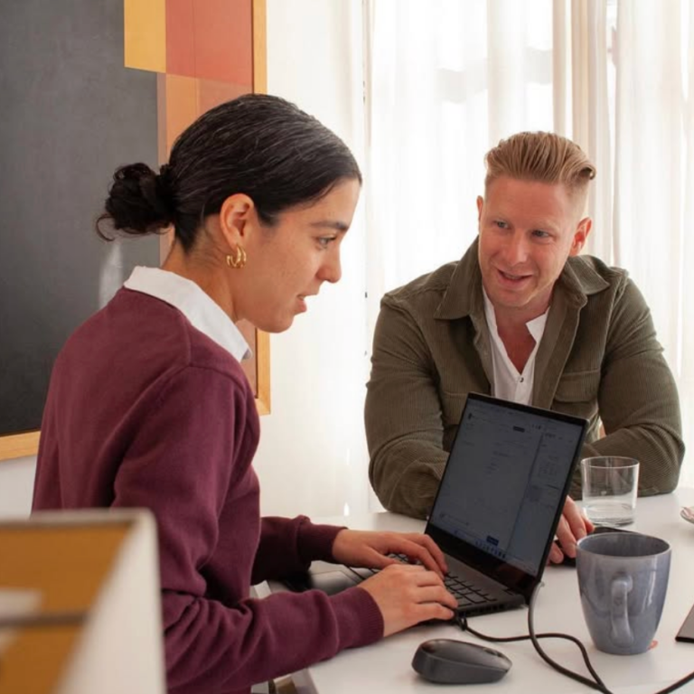 Spanish tutor working one-on-one with a student during the Fluenz Spanish Immersion in Mexico City, the best program to learn Spanish in Mexico and recognized as the most effective Spanish immersion experience in the city.