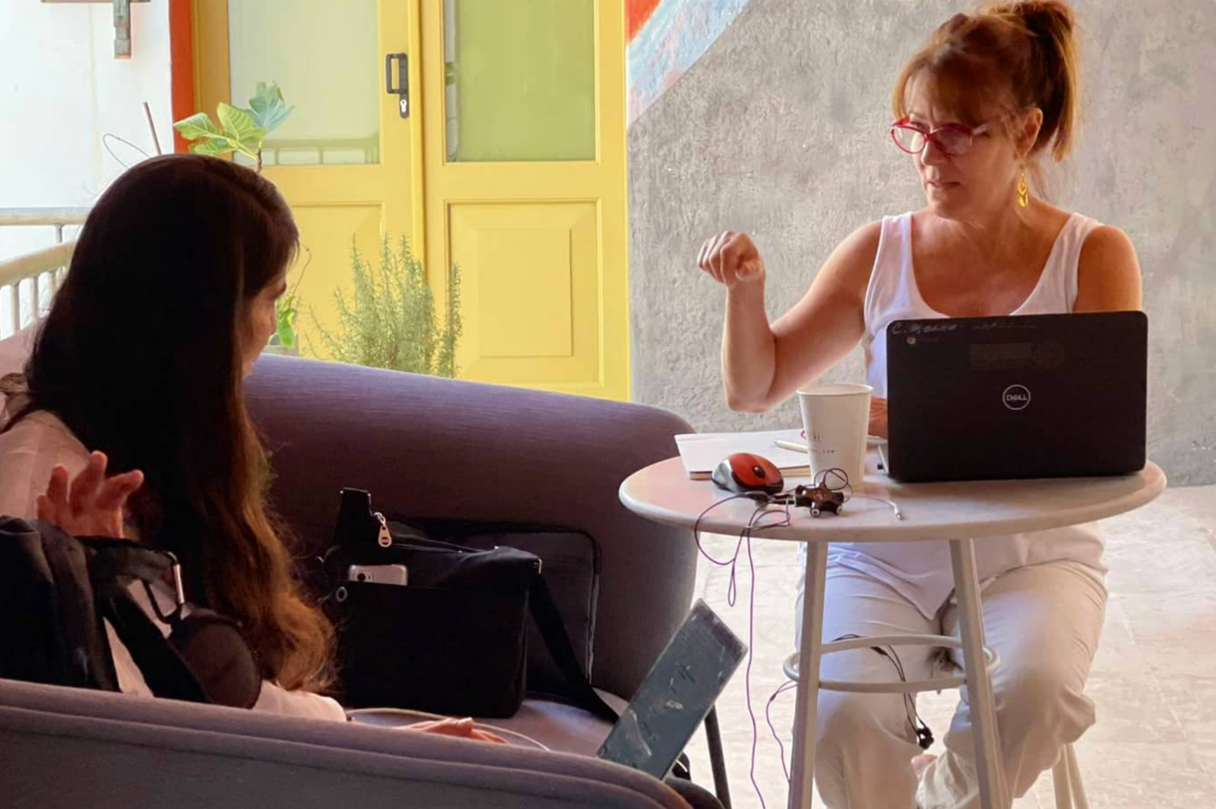 Spanish tutor working one-on-one with a student during the Fluenz Spanish Bootcamp in Mexico City, the best and most effective program to learn Spanish in Mexico. Intensive Spanish learning with the top Spanish immersion experience in Mexico City.