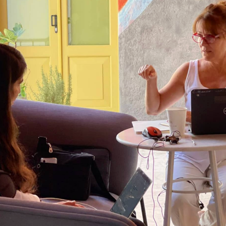 Spanish tutor working one-on-one with a student during the Fluenz Spanish Bootcamp in Mexico City, the best and most effective program to learn Spanish in Mexico. Intensive Spanish learning with the top Spanish immersion experience in Mexico City.