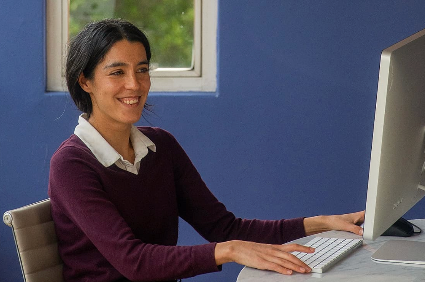 A Spanish tutor leading a live online, one-on-one Spanish lesson, part of an intensive and structured online Spanish immersion experience. She’s teaching through a learn-Spanish-on-Zoom format known as one of the best Spanish courses online in the world.
