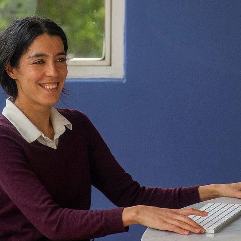 A Spanish tutor leading a live online, one-on-one Spanish lesson, part of an intensive and structured online Spanish immersion experience. She’s teaching through a learn-Spanish-on-Zoom format known as one of the best Spanish courses online in the world.