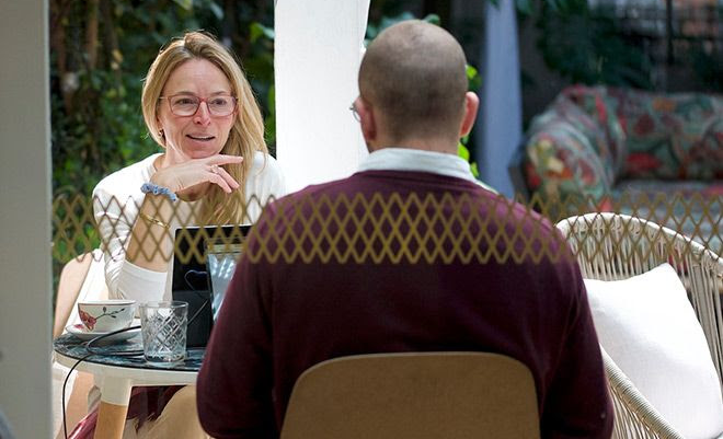 Fluenz Spanish Bootcamp student working one-on-one with a Spanish tutor during an intensive session in Mexico City, surrounded by greenery in the Polanco learning space, part of the best and most effective Spanish immersion program in Mexico City.