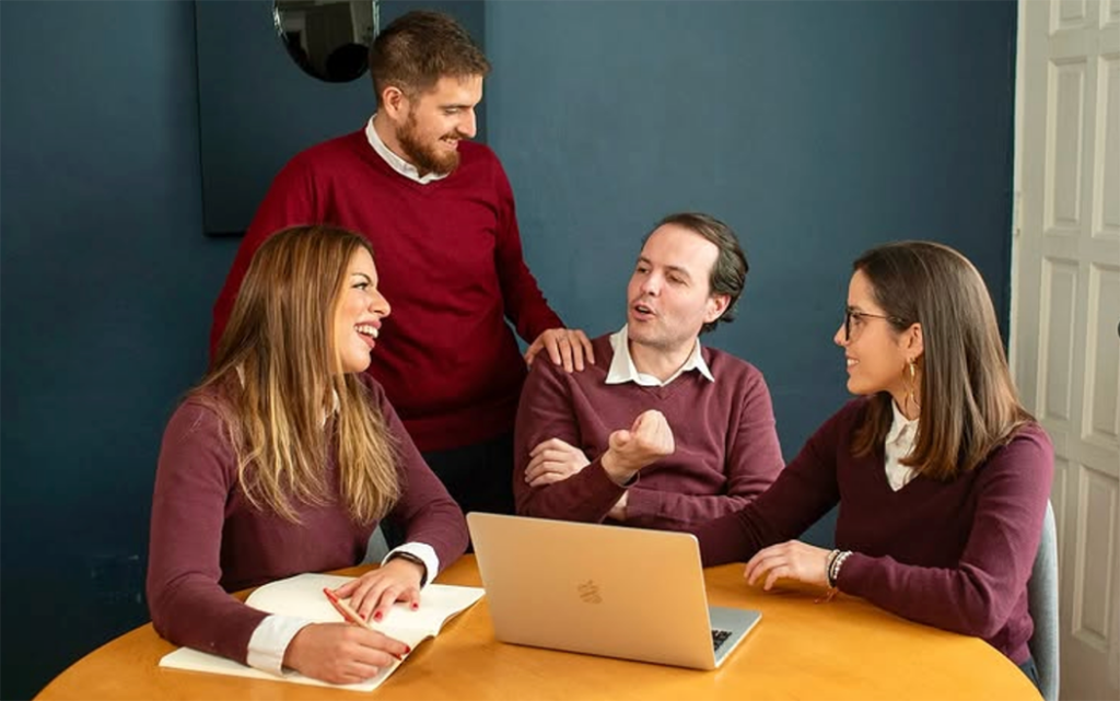 What homework supports learning Spanish online with Fluenz tutors?