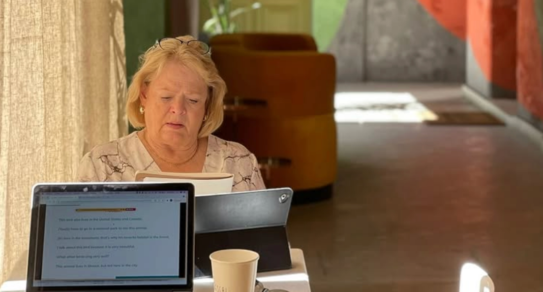 Adult learner studying with a laptop during the Fluenz Spanish Bootcamp in Mexico City — intensive Spanish learning in Mexico City with one-on-one instruction, best program to learn Spanish in Mexico, most effective Spanish immersion program in Mexico City, Spanish tutor and student focused on structured, personalized work.