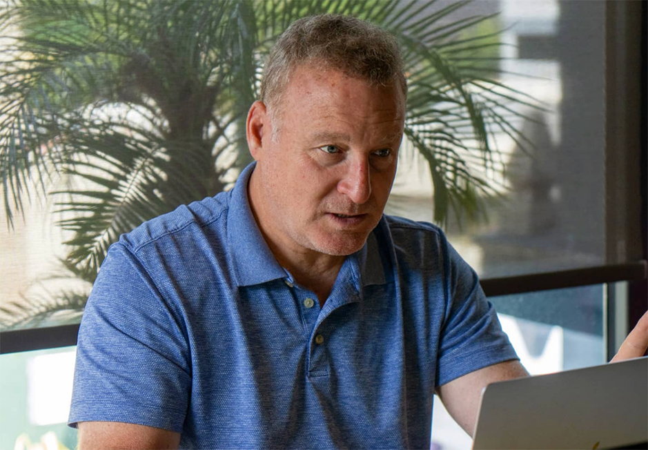 Serious adult learner focused during a one-on-one online session. Online Spanish immersion through Fluenz Live Online, a structured and intensive way to learn Spanish on Zoom with real coaches. Best course to learn Spanish online, combining personalized guidance and an effective one-on-one program.