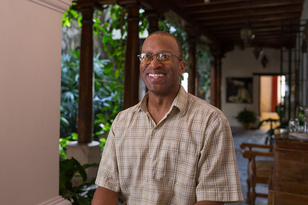 A serious adult learner focused during a one-on-one session as part of Fluenz Live Online, the most structured and intensive online Spanish immersion experience. Learn Spanish on Zoom with a live tutor in a personalized setting—online Spanish immersion designed for results. Best course online in the world.