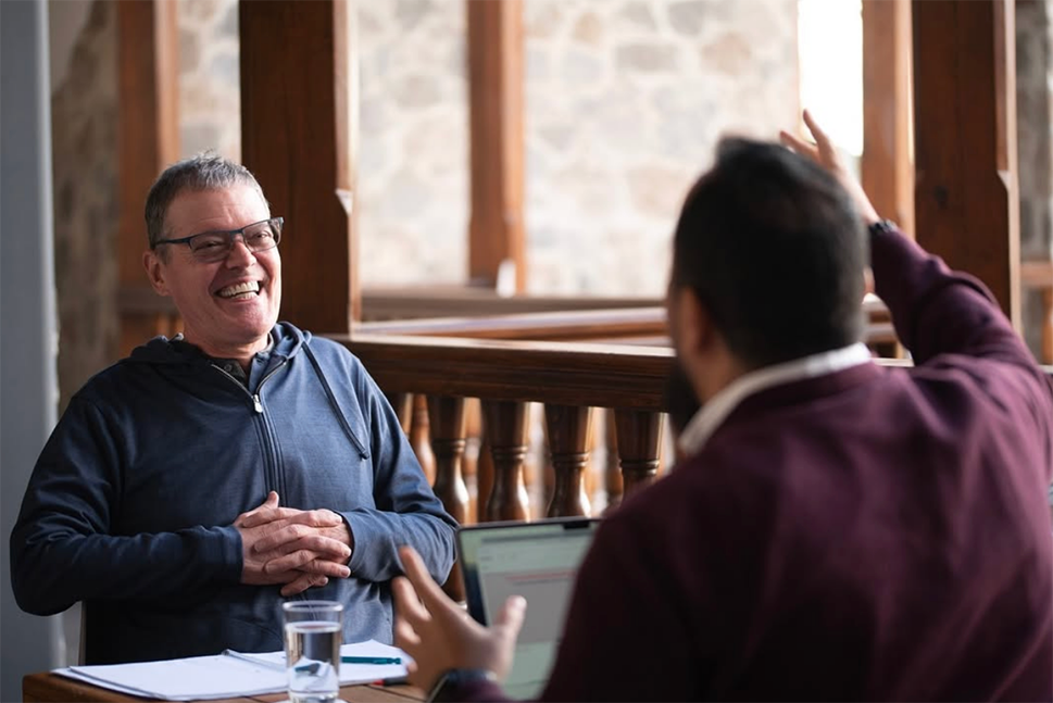 Fluenz Spanish Bootcamp in Mexico City. Learn Spanish in Mexico with the best program to learn Spanish in Mexico City—an intensive Spanish learning experience designed for serious adult learners. Student and Spanish tutor in a one-on-one session, part of the most effective Spanish Bootcamp in Mexico City.