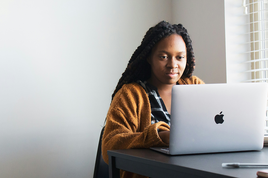 A student sits at her desk working on a laptop during a one-on-one online Spanish immersion session, part of the Fluenz Live Online program. A focused moment from the intensive, structured experience that lets learners study Spanish on Zoom through the best course to learn Spanish online in the world.