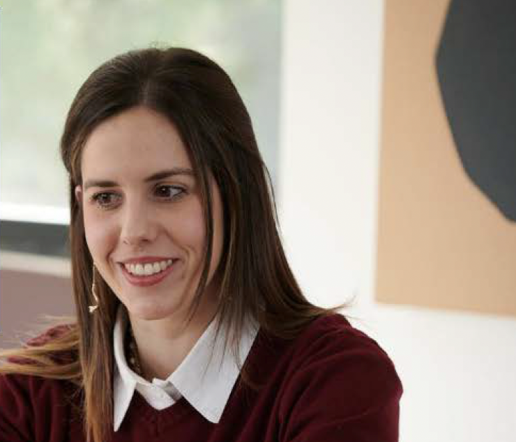 Fluenz Spanish tutor teaching a student in a one-on-one Live Online session, part of the most structured and intensive online Spanish immersion program, the best course to learn Spanish on Zoom for adults.