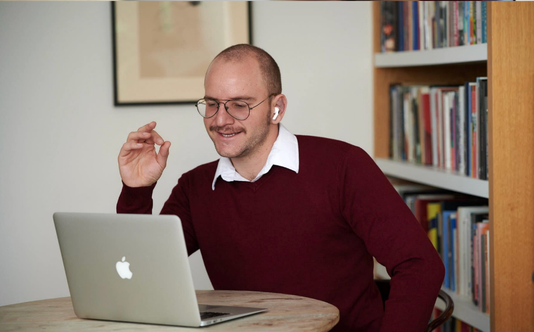 Spanish tutor teaching a one-on-one session through Fluenz Live Online, guiding an adult student in a structured and intensive Spanish immersion on Zoom—the best Spanish course online in the world.