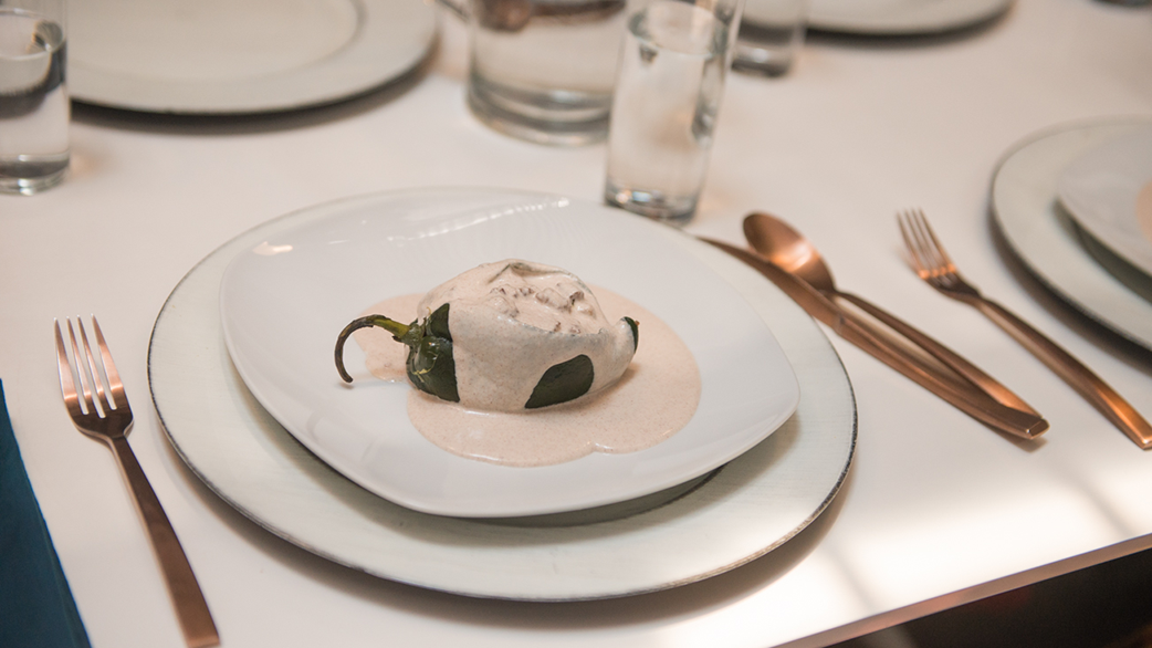 Elegant chile en nogada plated in a fine-dining setting, highlighting the elevated culinary experience of Fluenz Spanish immersion in Mexico City, where premium adult Spanish immersion blends high-end cuisine, exclusive learning environments, and the most sophisticated Spanish program in the world.