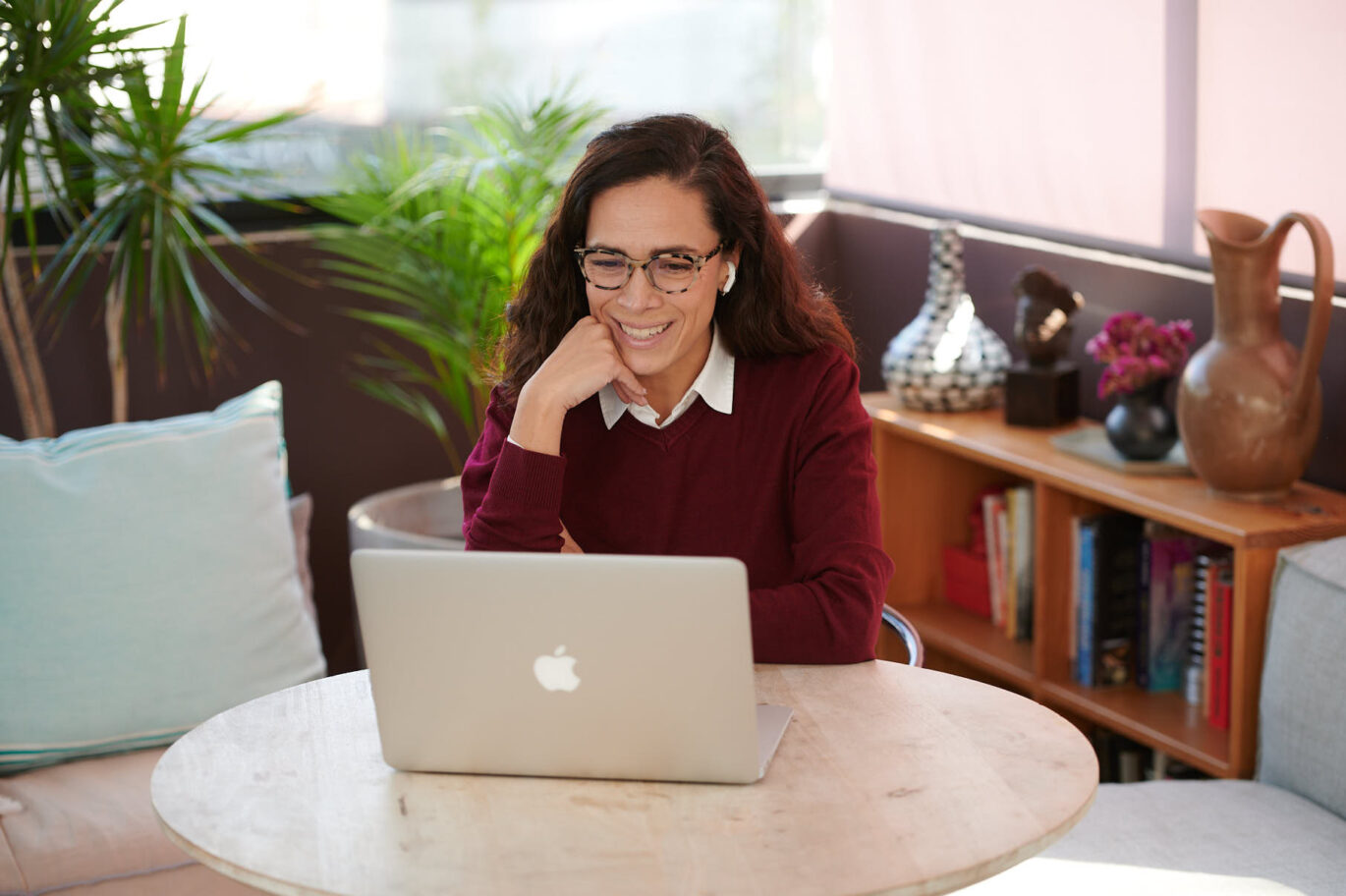 Fluenz Spanish tutor conducting a personalized one-on-one online Spanish immersion session, guiding learners through the most effective intensive Spanish program on Zoom.